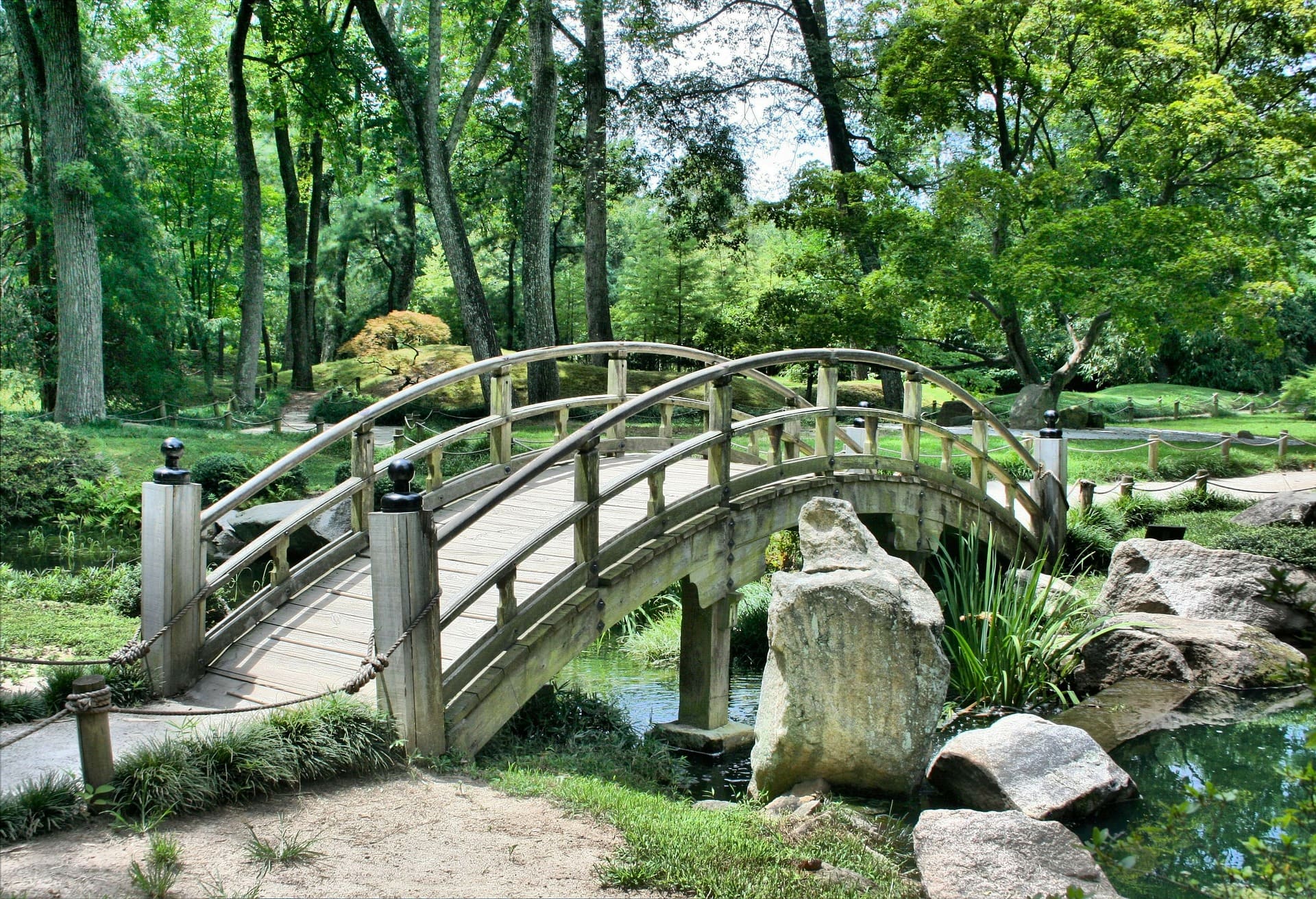 A beautiful bridge in a natural park in Japan. Golive Japan moving and bureaucracy services.