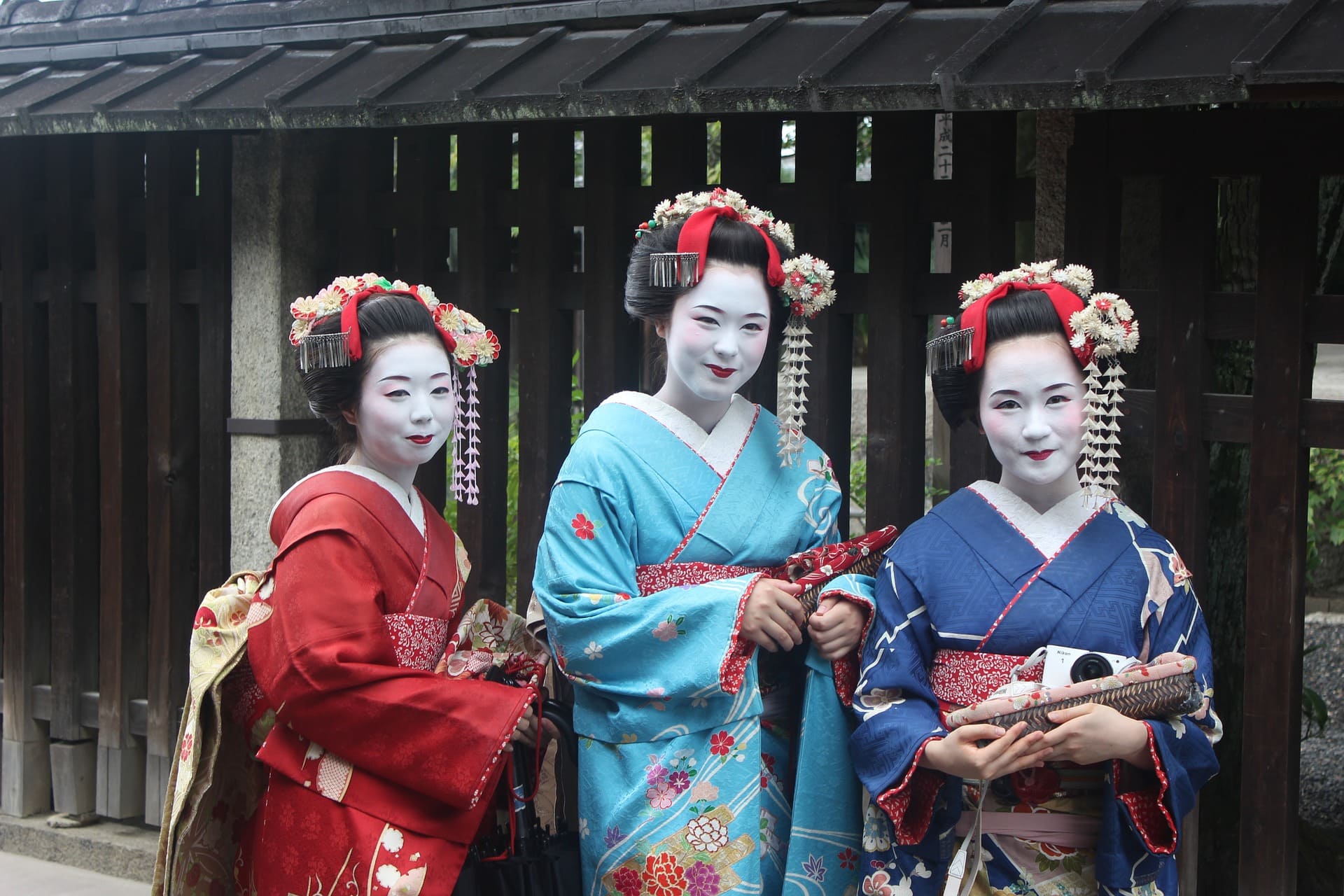 A geisha, a traditional Japanese entertainer. Golive Japan moving and bureaucracy services.