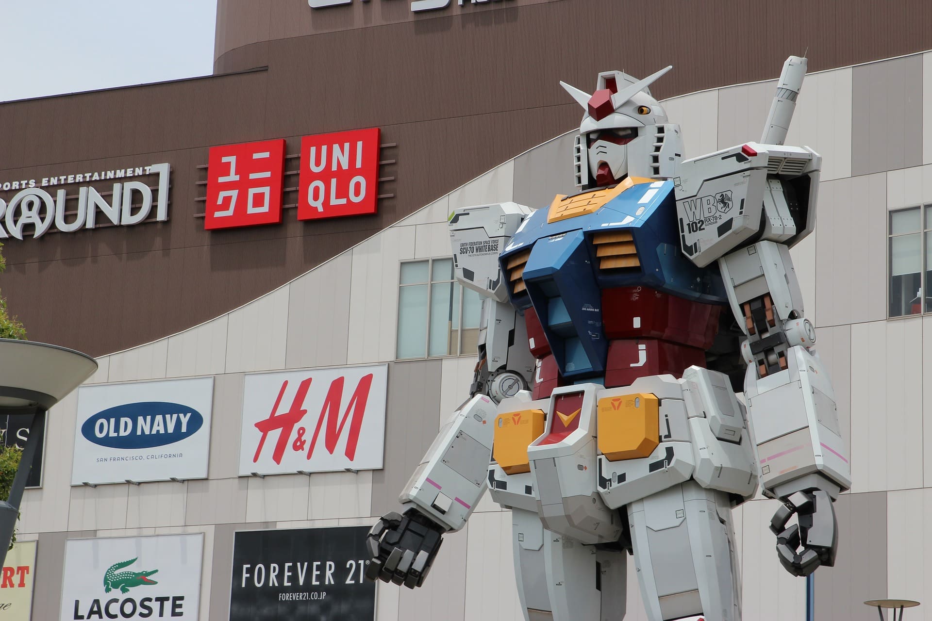 A decorative robot in a shopping mall in Japan. Golive Japan moving and bureaucracy services.